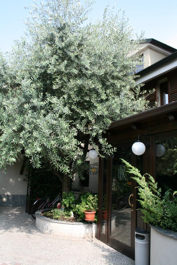 Hotel Rocco Carugate Bagian luar foto